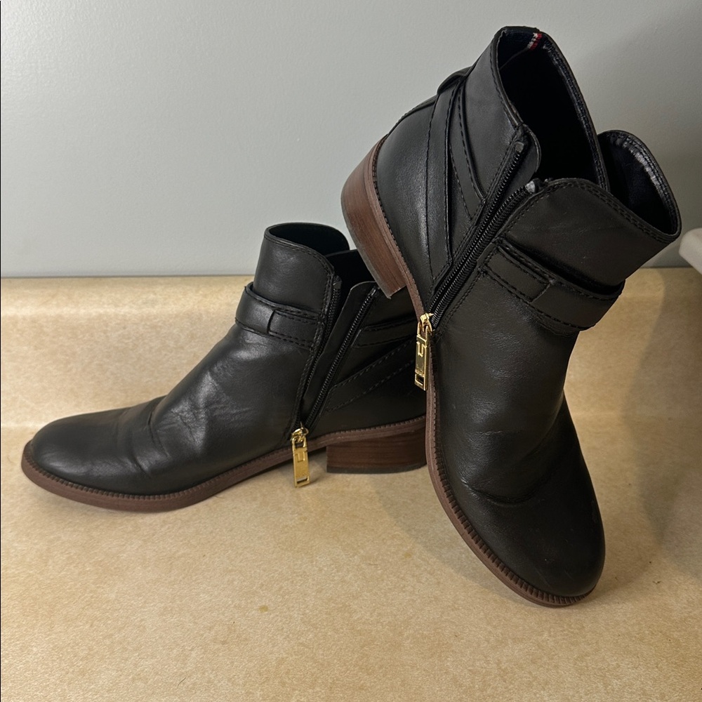 Tommy Hilfiger Black Faux Leather Ankle Boots/Booties, Size 6.5M
